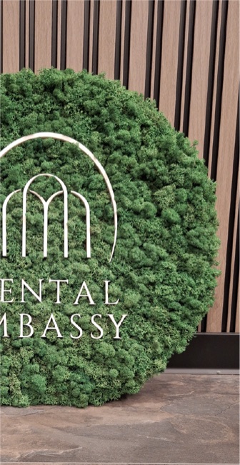 Кръгло пано с лого на Dental Embassy